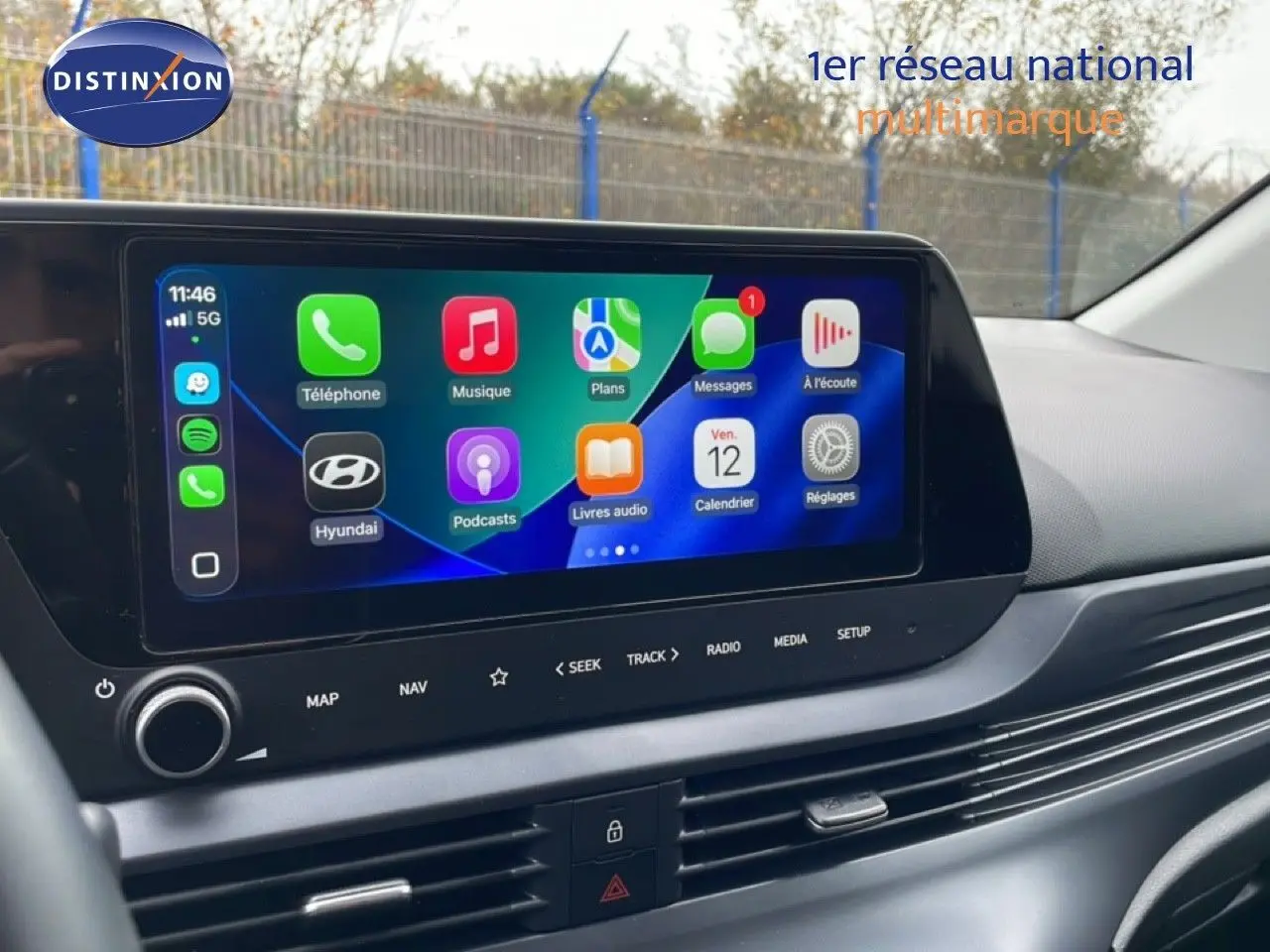 Écran tactile central affichant les applications connectées dans l'habitacle d'une Hyundai i20 noire Phantom Metal 2025.