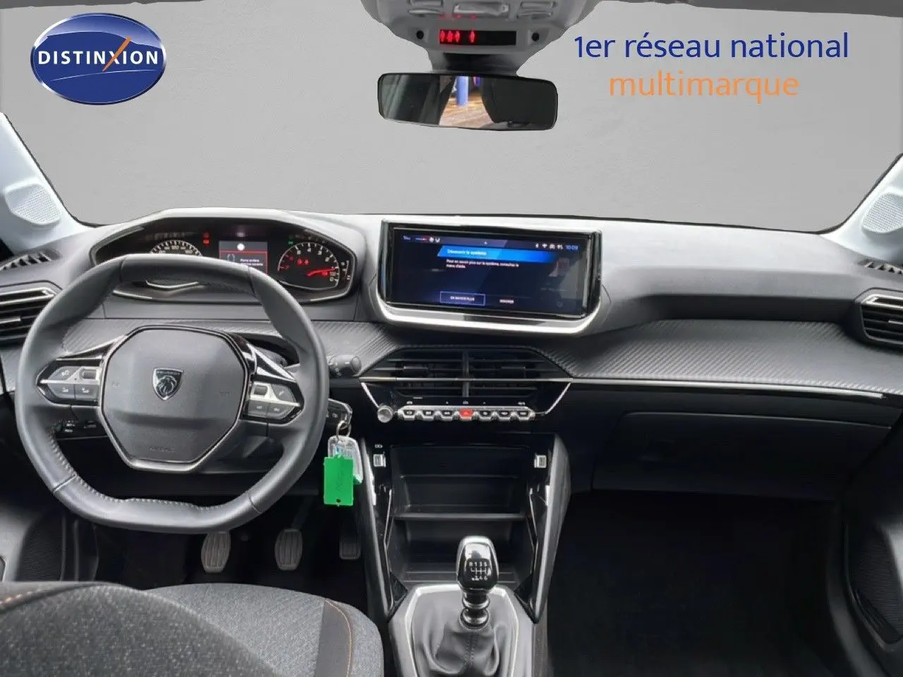 Vue intérieure avant de la Peugeot 208 1.2 100CH Style 2025, volant cuir multifonction et écran tactile central.