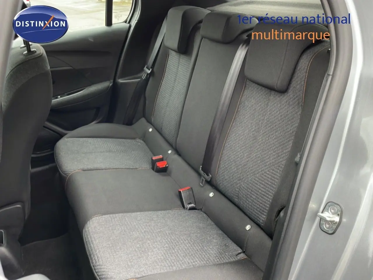 Vue intérieure côté droit des sièges arrière gris tissu et noir d'une Peugeot 208 1.2 100CH S&S STYLE 2025.