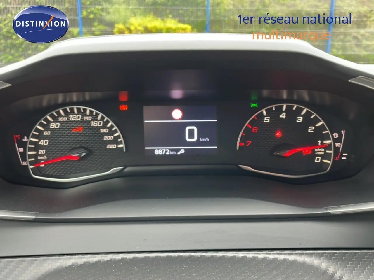 Vue rapprochée du tableau de bord numérique de la Peugeot 208 1.2 100CH Style, affichant le compteur et le compte-kilomètres.