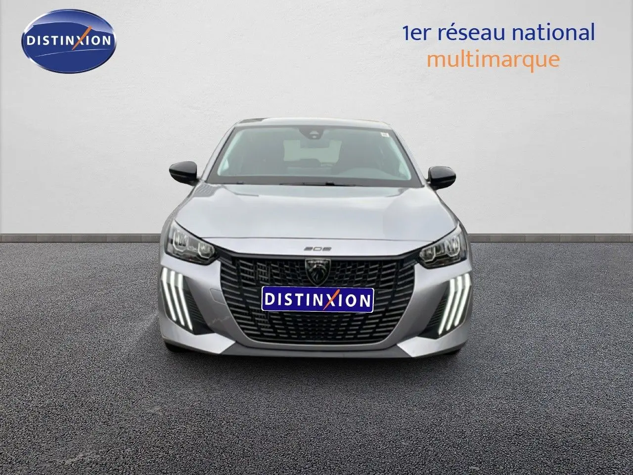 Vue frontale d'une Peugeot 208 1.2 100CH S&S STYLE gris Artense métal avec feux diurnes LED verticaux allumés.