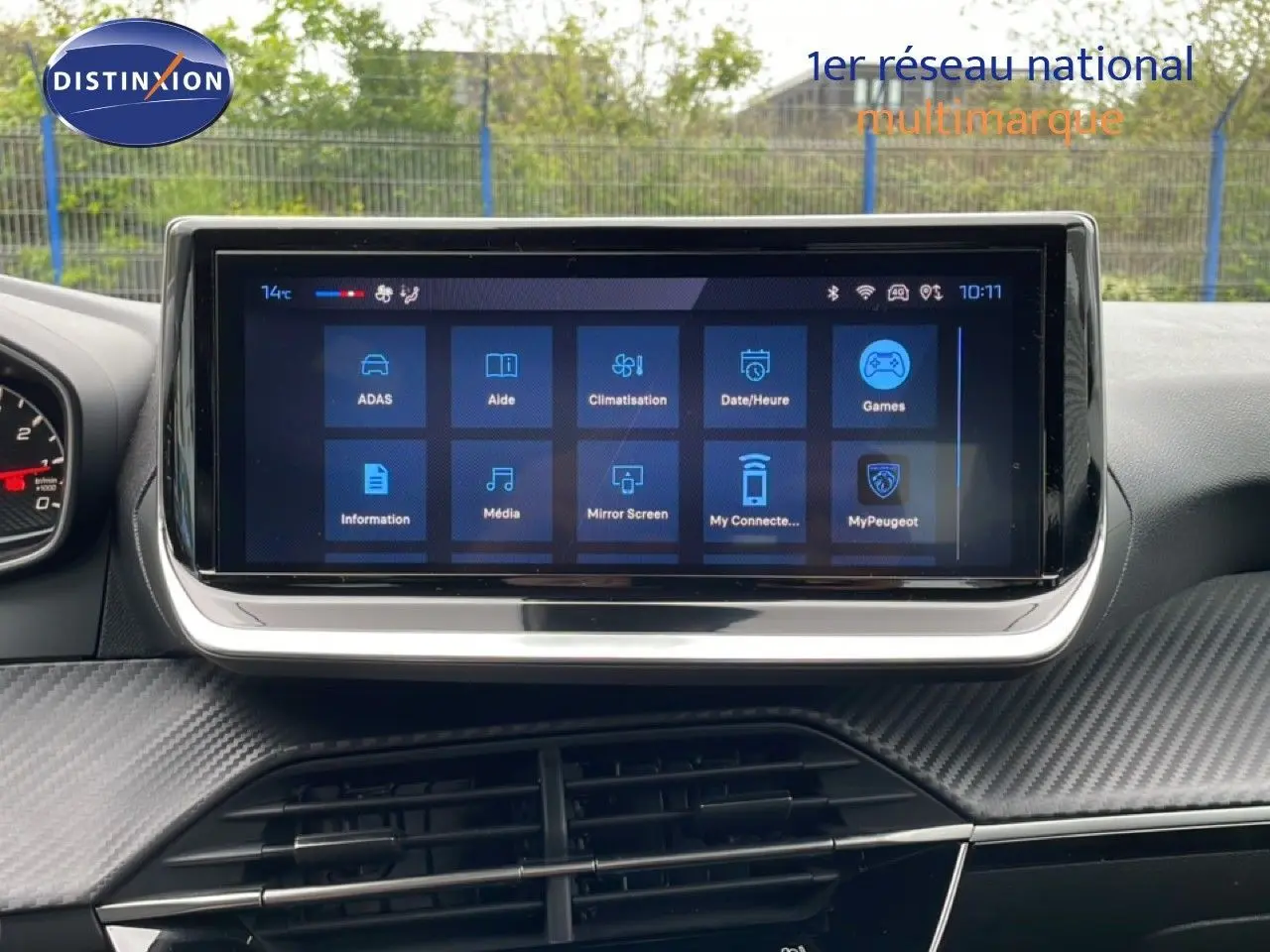 Écran tactile central du tableau de bord de la Peugeot 208 1.2 100CH Style, avec interface multimédia affichée.