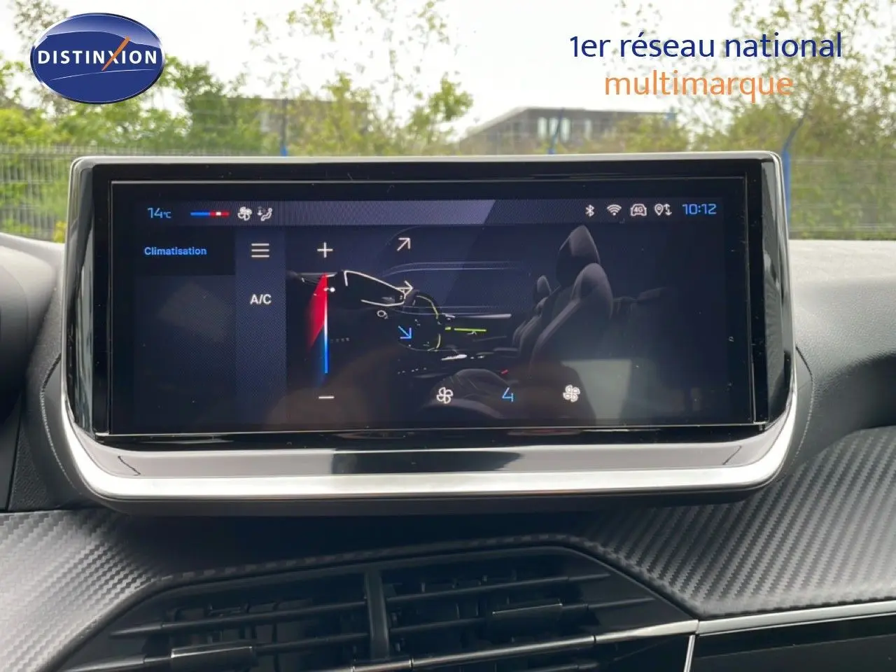 Écran tactile central de la Peugeot 208 2025 gris Artense, affichant le réglage de la climatisation intérieure.