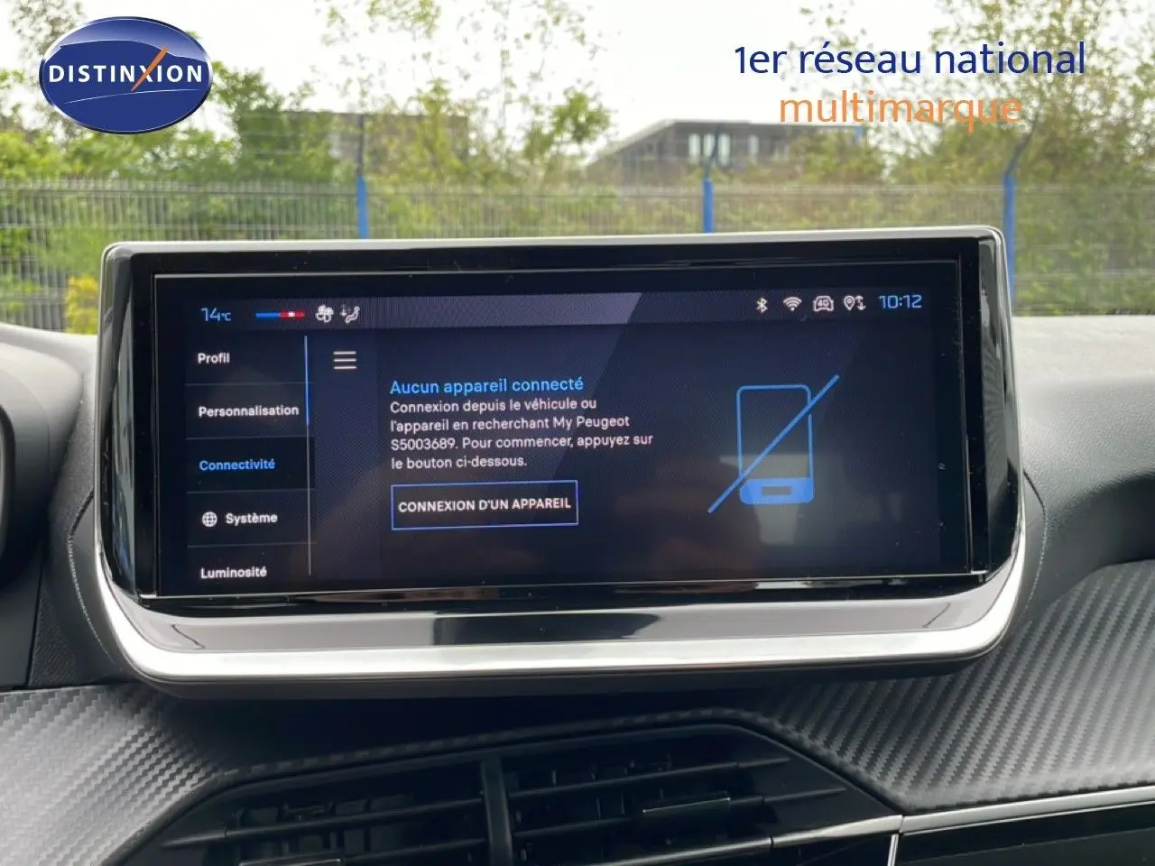 Écran tactile central du tableau de bord de la Peugeot 208 gris Artense, affichant le menu de connectivité.