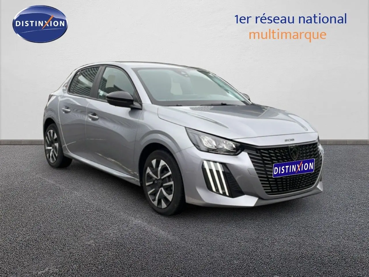 Peugeot 208 gris Artense métal vue 3/4 avant droit, avec calandre noire et feux LED verticaux distinctifs.