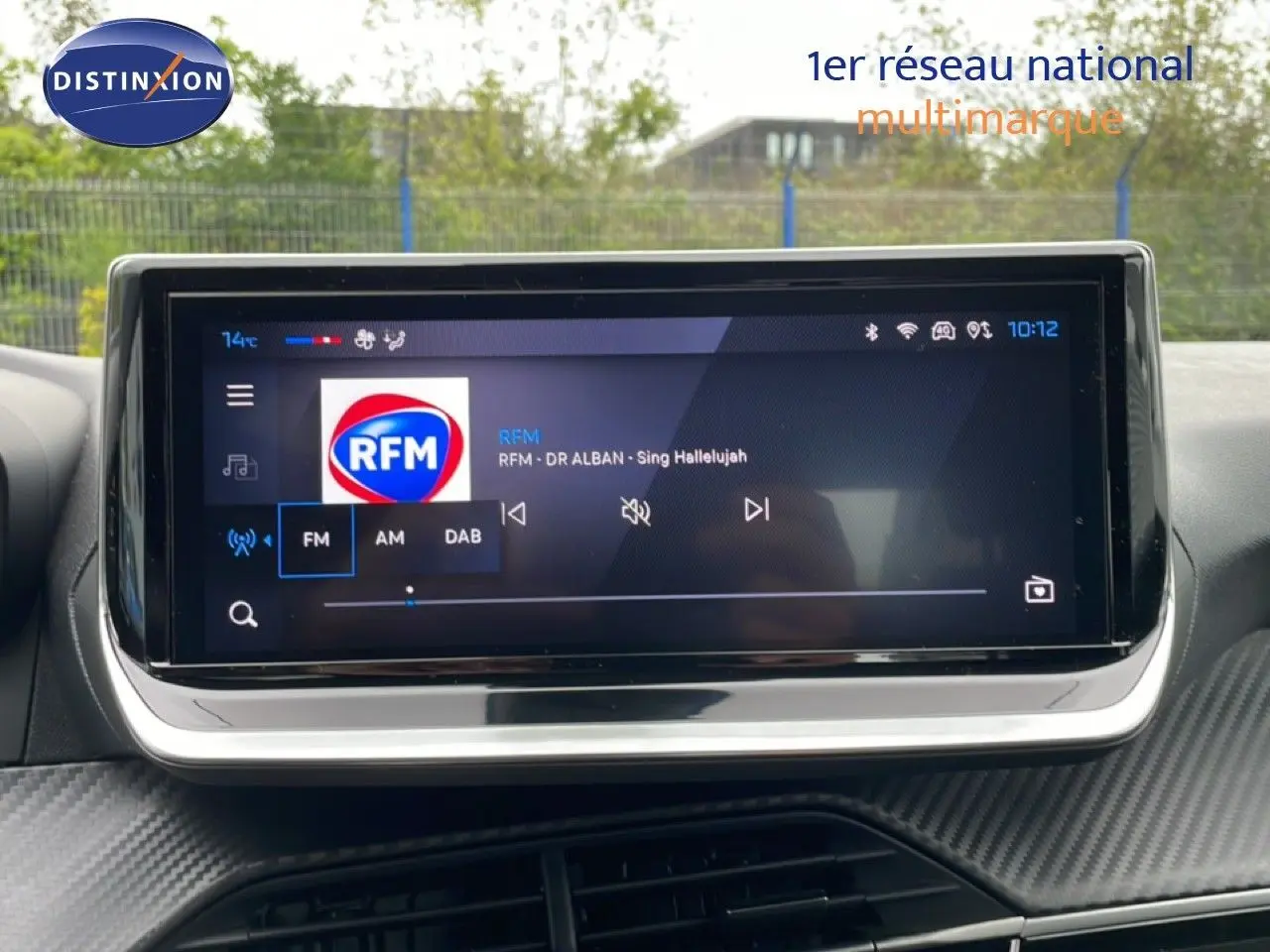 Écran tactile central de la Peugeot 208 2025 gris Artense, affichant une radio FM avec station RFM.