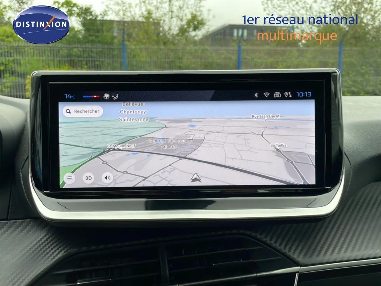 Écran tactile central affichant la navigation GPS dans l’habitacle d’une Peugeot 208 1.2 100CH Style 2025.
