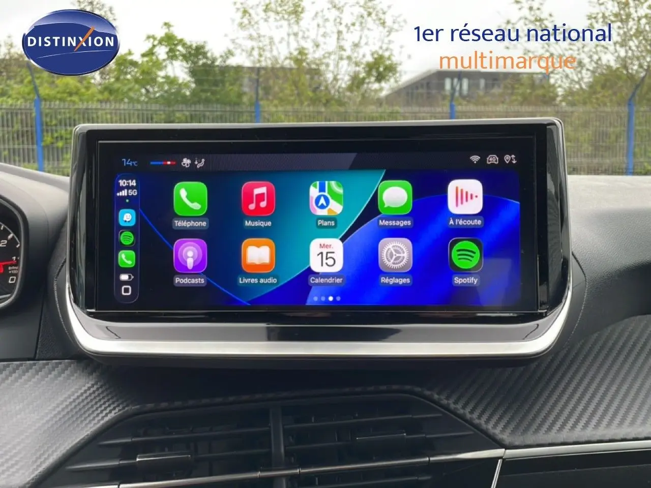 Écran tactile central affichant les applications connectées dans l'habitacle d'une Peugeot 208 gris Artense 2025.