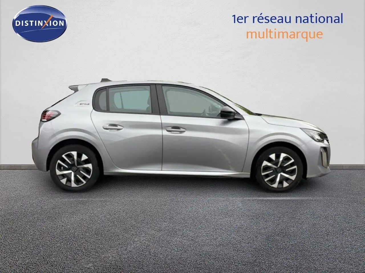 Profil droit d'une Peugeot 208 1.2 100CH S&S STYLE gris Artense métal avec jantes distinctives et détails noirs sur les rétroviseurs.