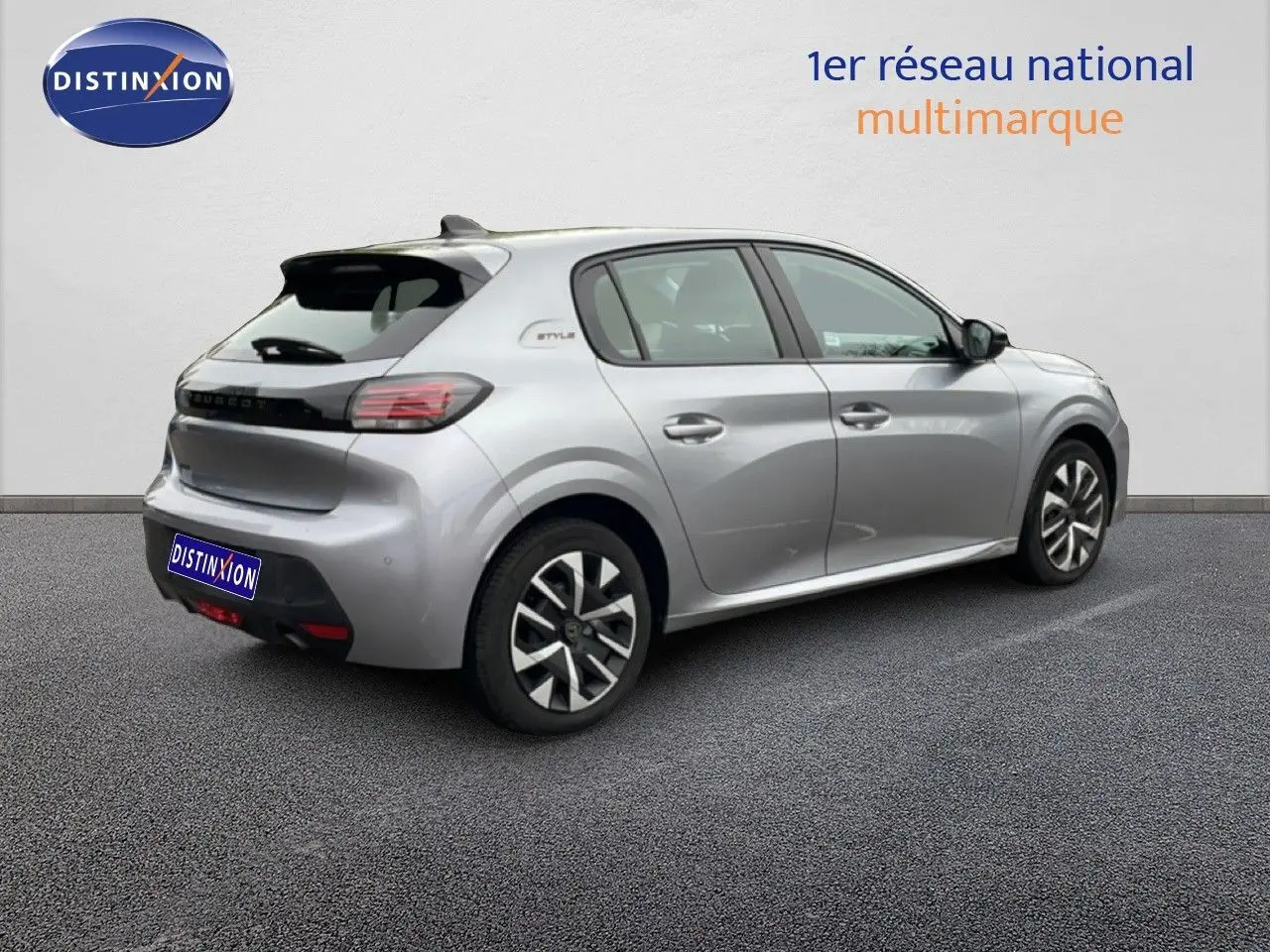 PEUGEOT 208 gris Artense métal en 3/4 arrière droit, avec badge Style et jantes distinctives.
