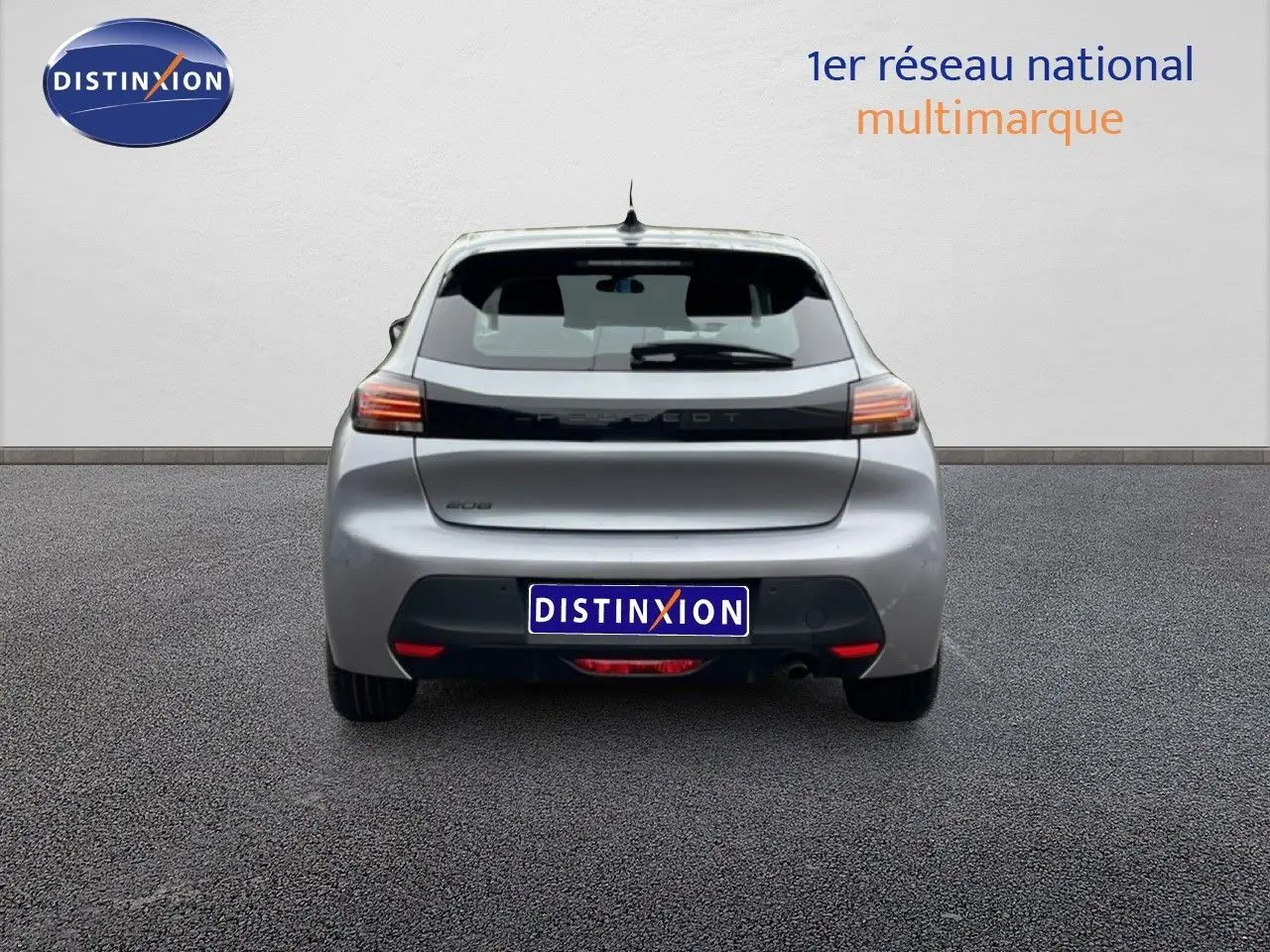 Vue arrière d'une Peugeot 208 gris Artense métal 2025, avec feux LED et logo noir brillant sur hayon.