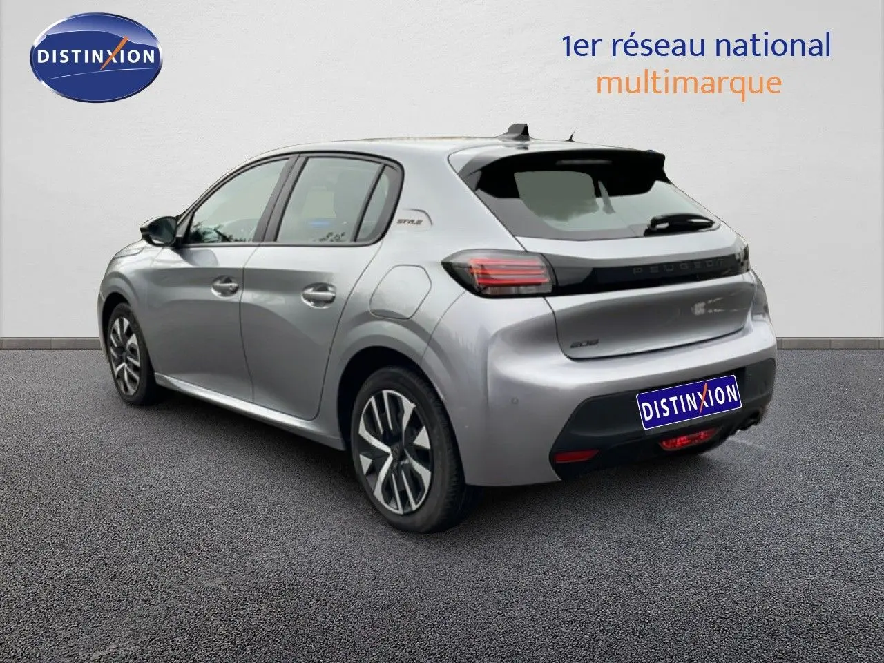 Peugeot 208 gris Artense métal vue 3/4 arrière droit, avec jantes alliage et toit noir contrasté.