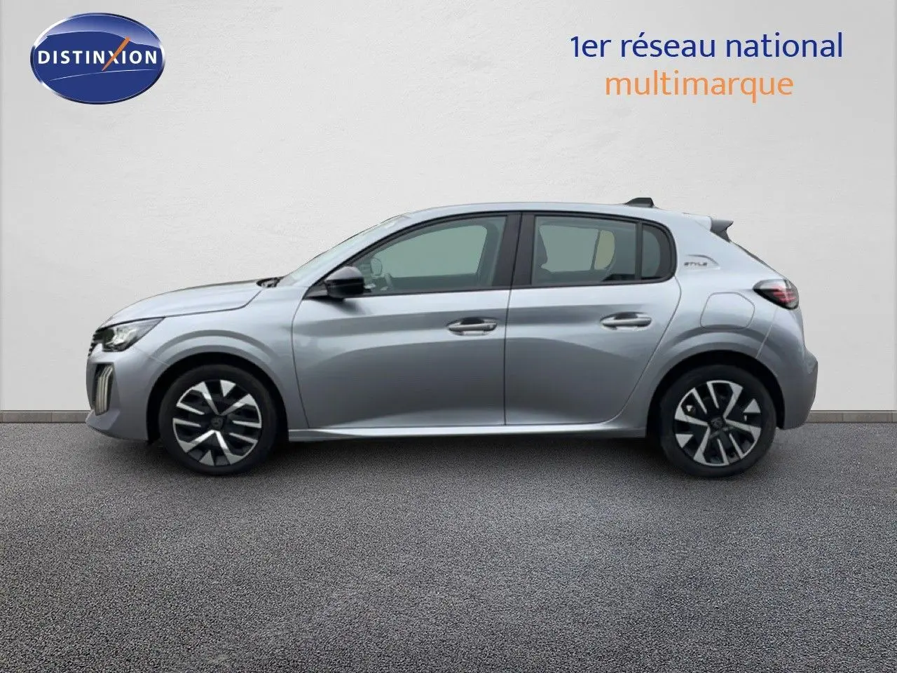 Peugeot 208 gris Artense métal vue de profil côté gauche, finition Style avec jantes alliage distinctives.