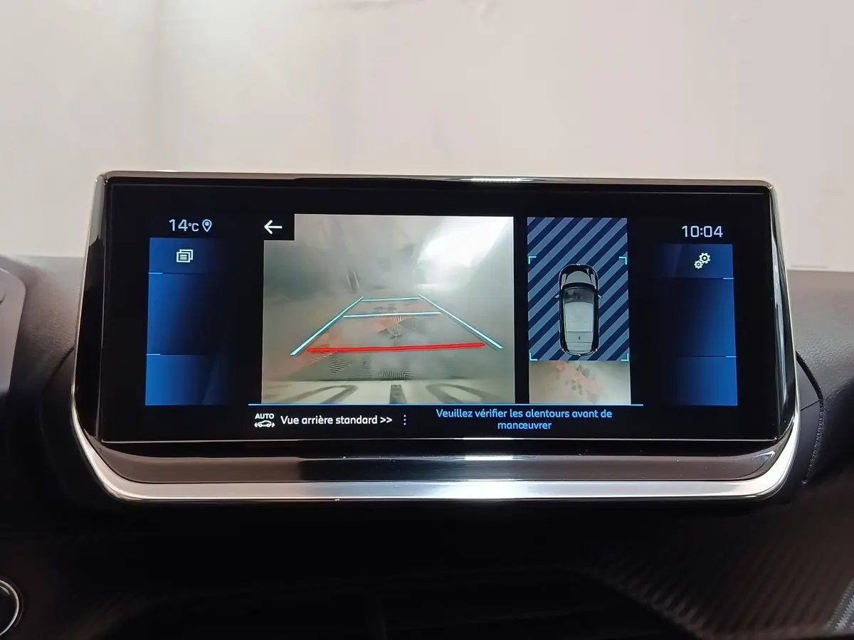 Écran tactile 10 pouces affichant la caméra de recul et la vue 360° du Peugeot 208 blanc, tableau de bord noir.