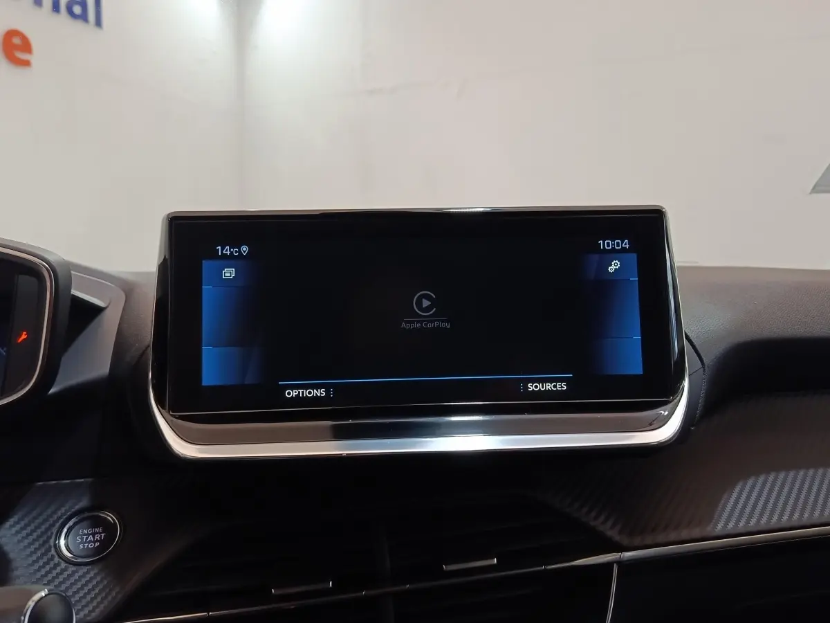 Écran tactile central 10 pouces de la Peugeot 208 PureTech 100 S&S Allure Business, vue frontale intérieure.