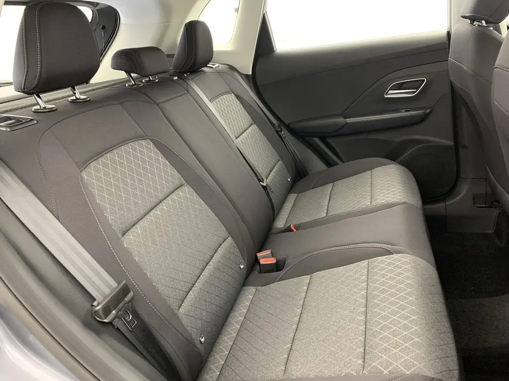 Vue intérieure côté droit des sièges arrière en tissu noir avec motifs géométriques du MG ZS 1.5 L Hybrid+ 2026.