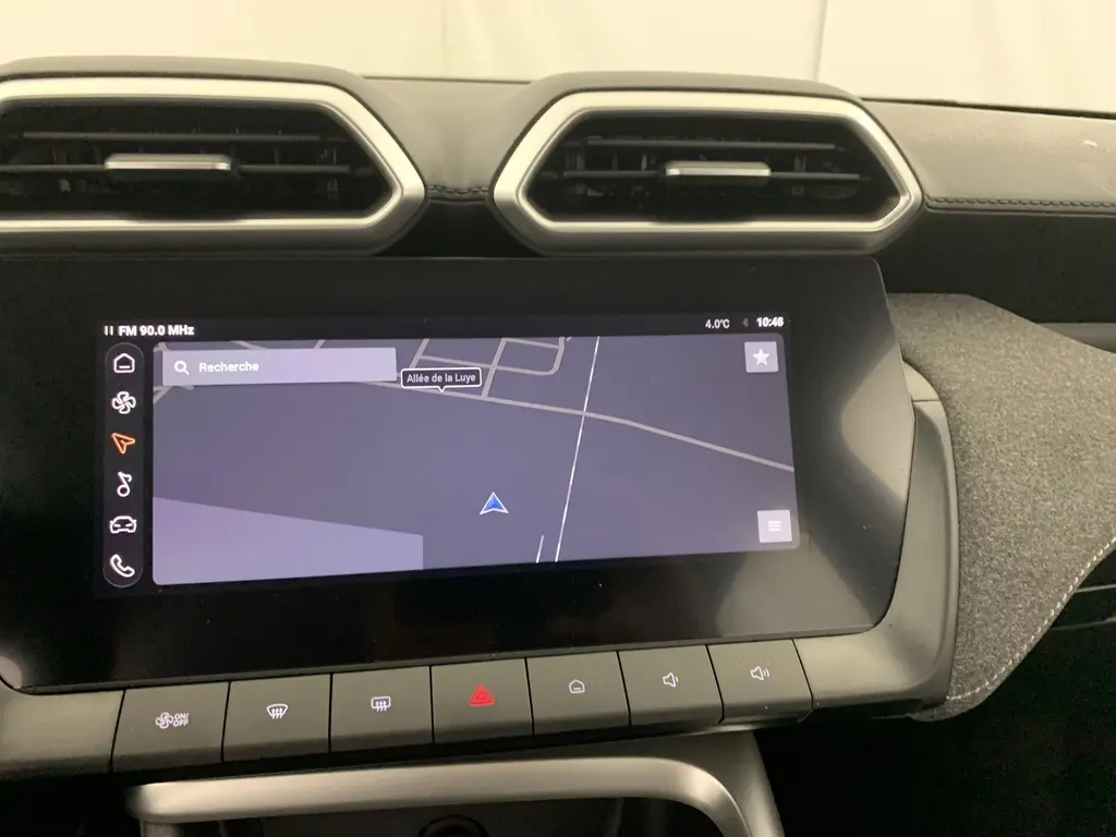 Vue rapprochée de l'écran tactile 10,25'' du tableau de bord du MG ZS 2026 en couleur Hampstead Grey.