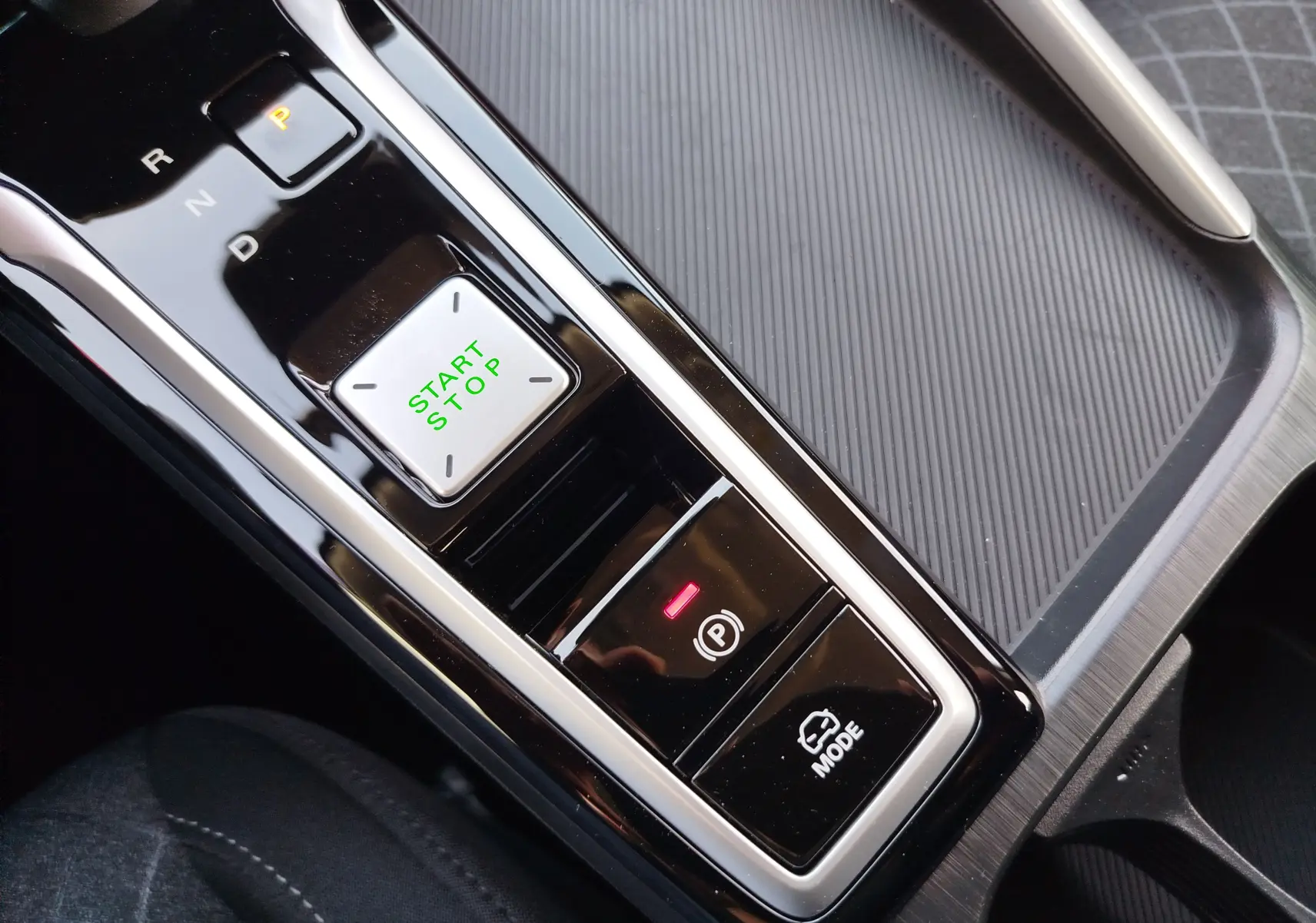 Gros plan sur la console centrale du MG ZS 2026 gris Hampstead, avec bouton Start/Stop et sélecteur de mode de conduite.