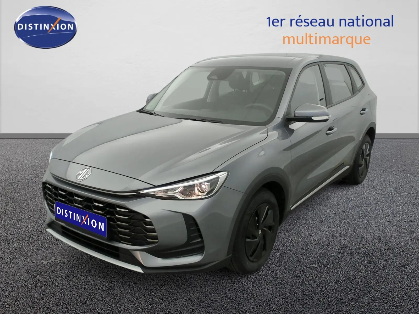MG ZS 1.5 L Hybrid+ gris Hampstead vue 3/4 avant droit avec jantes acier et feux LED allumés.