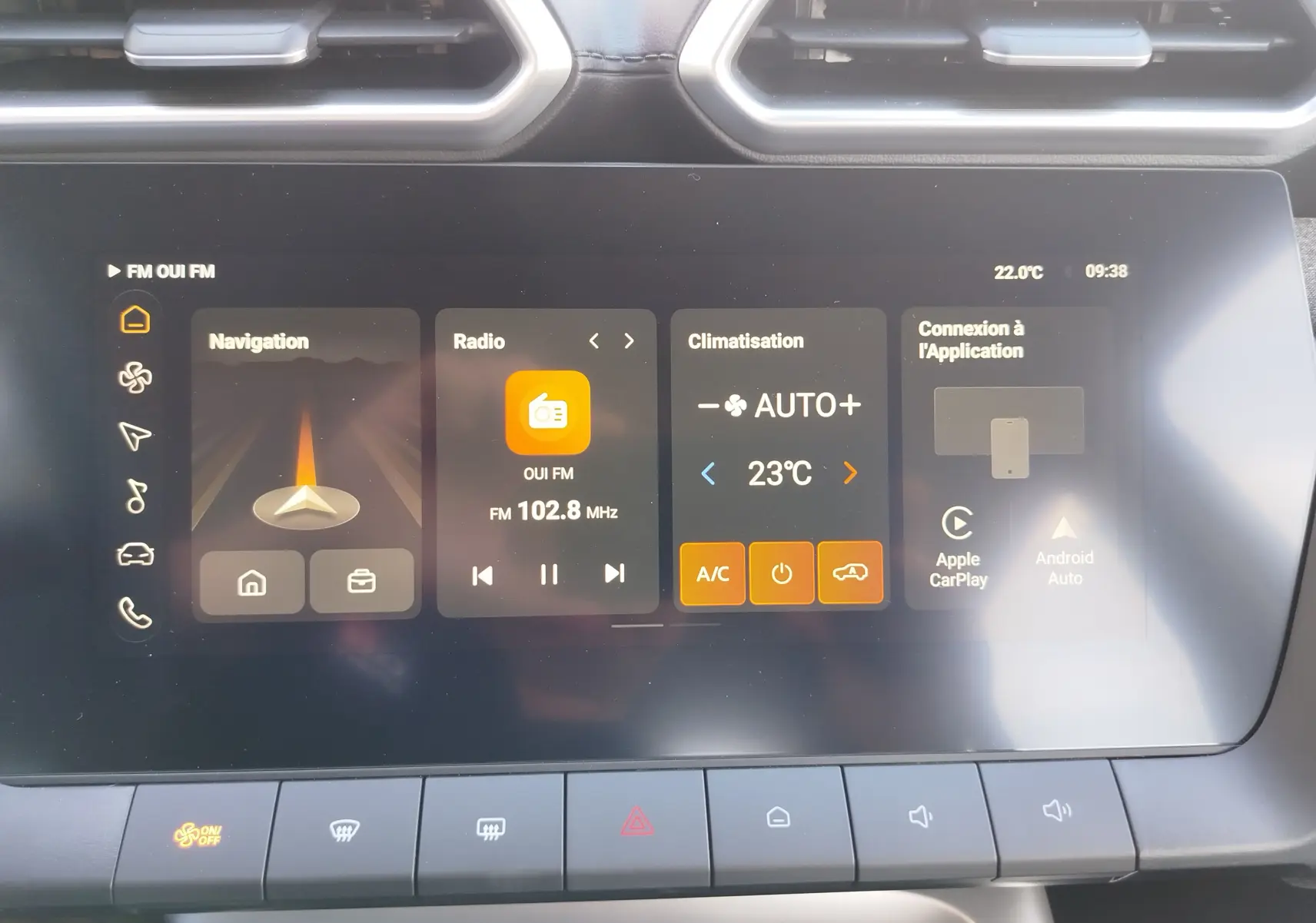 Écran tactile central du MG ZS 2026 montrant navigation, radio FM, climatisation à 23°C et options Apple CarPlay et Android Auto.
