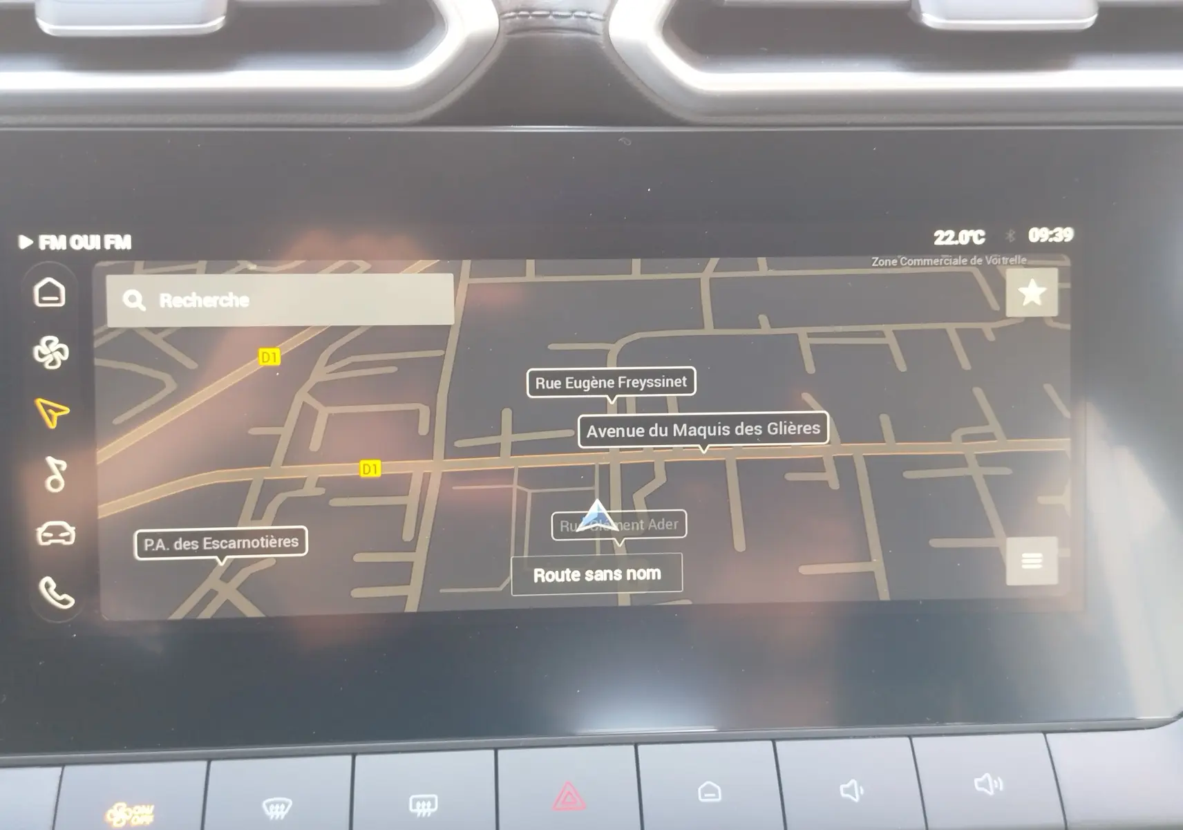 Écran tactile du système de navigation du MG ZS 1.5 L Hybrid+ 2026, affichant une carte en mode jour.