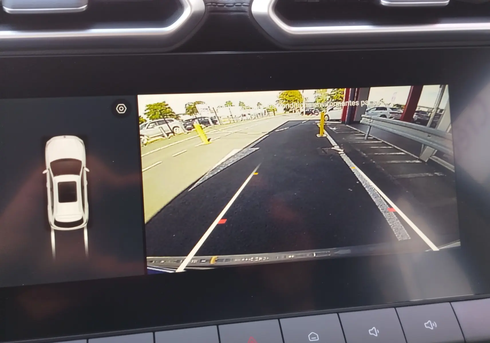 Écran de caméra de recul du MG ZS 2026 en Hampstead Grey, vue arrière avec lignes de guidage et obstacles jaunes.