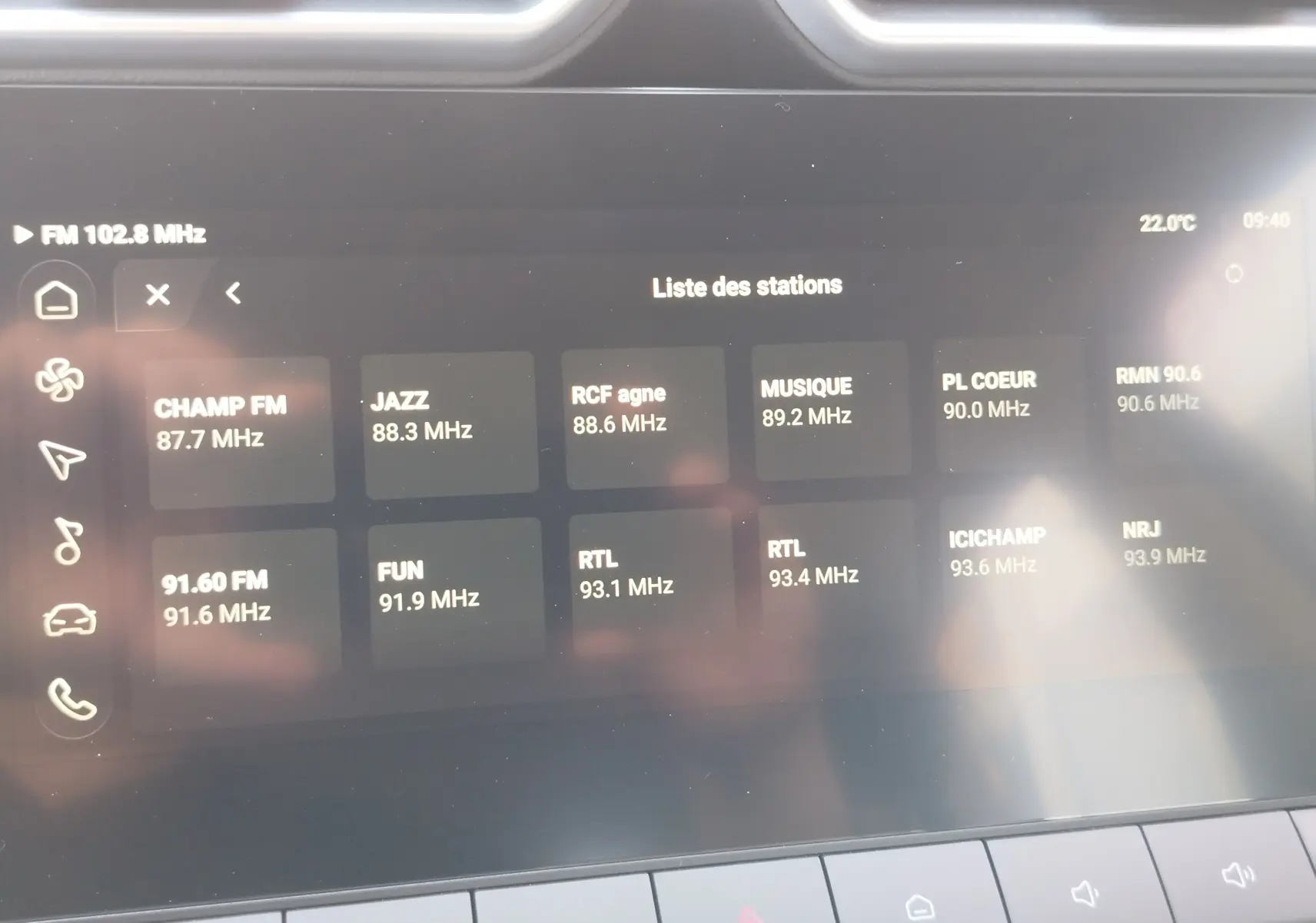 Écran tactile intérieur du MG ZS 2026 affichant la liste des stations radio, vue rapprochée du tableau de bord.