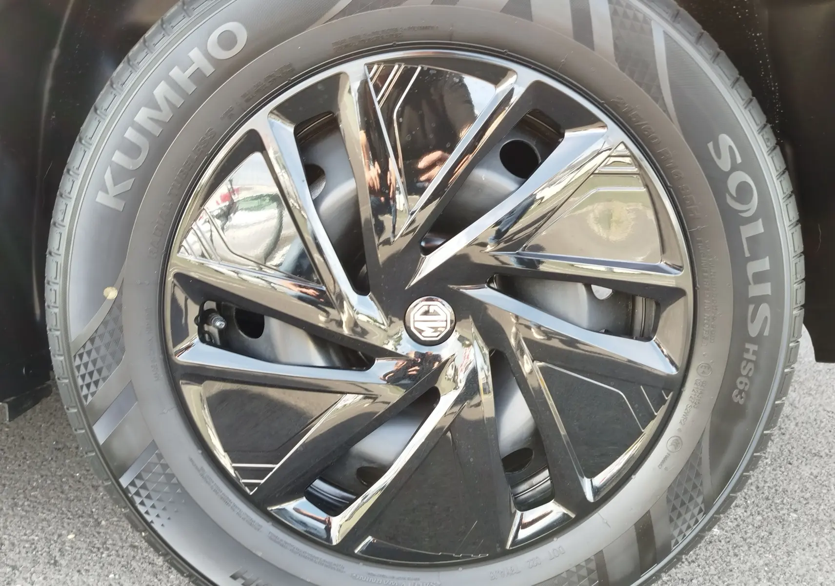 Gros plan sur la jante noire brillante du MG ZS 2026 avec logo MG au centre et pneu Kumho visible.
