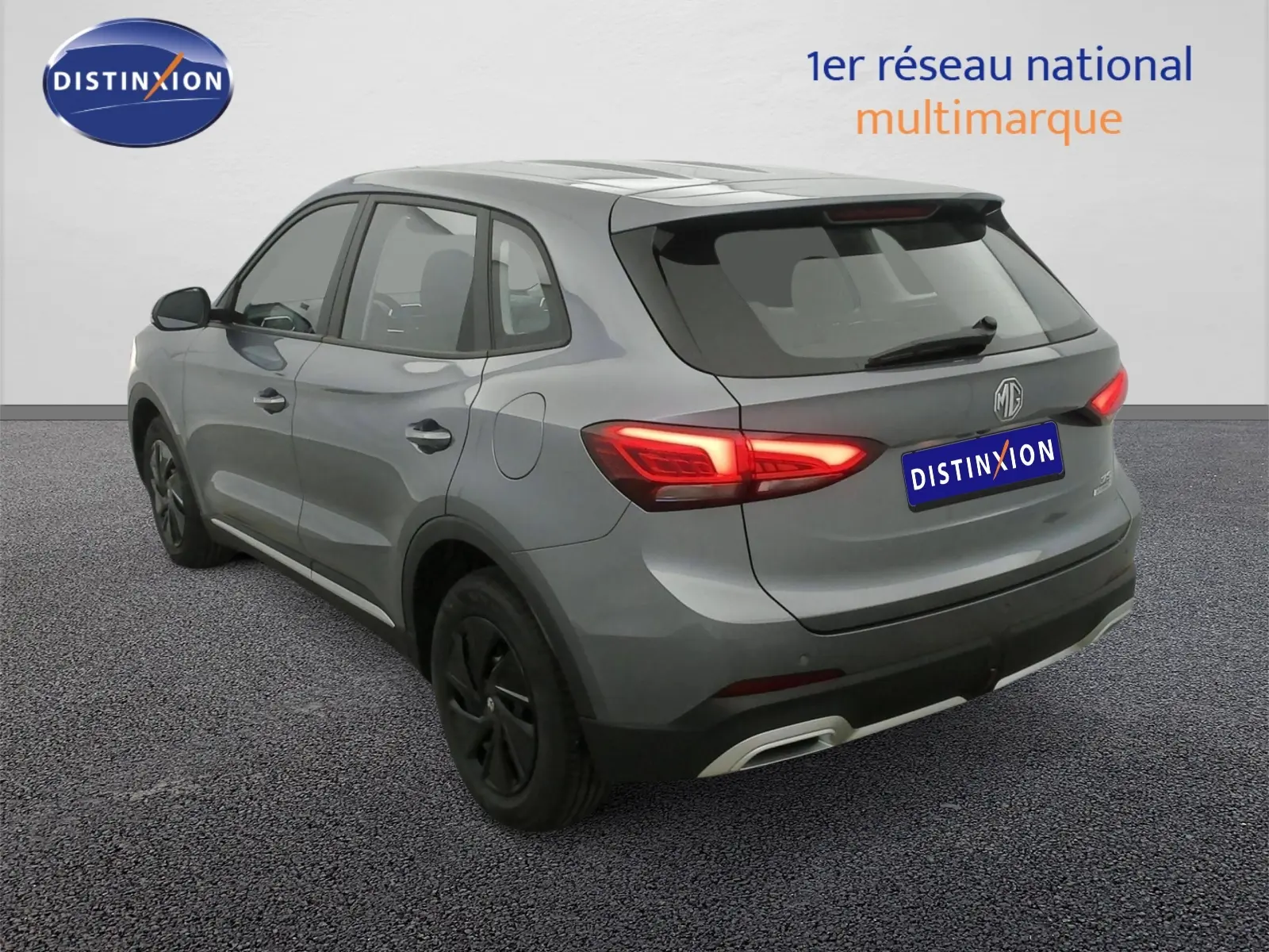 Vue 3/4 arrière droite du MG ZS 2026 en gris Hampstead avec feux arrière LED allumés et jantes acier noires.