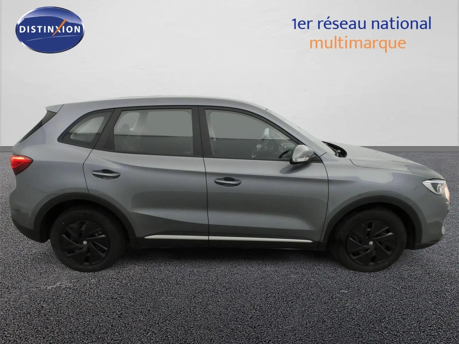 Vue latérale droite du SUV MG ZS 1.5 L Hybrid+ en gris Hampstead avec jantes acier noires et feux arrière LED.