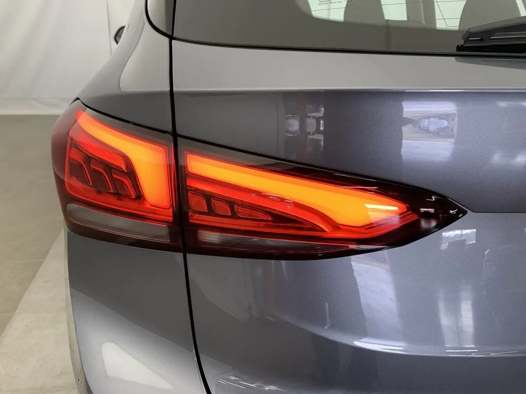 Gros plan sur le feu arrière droit rouge du MG ZS 1.5 L Hybrid+ 2026 en couleur Hampstead Grey.