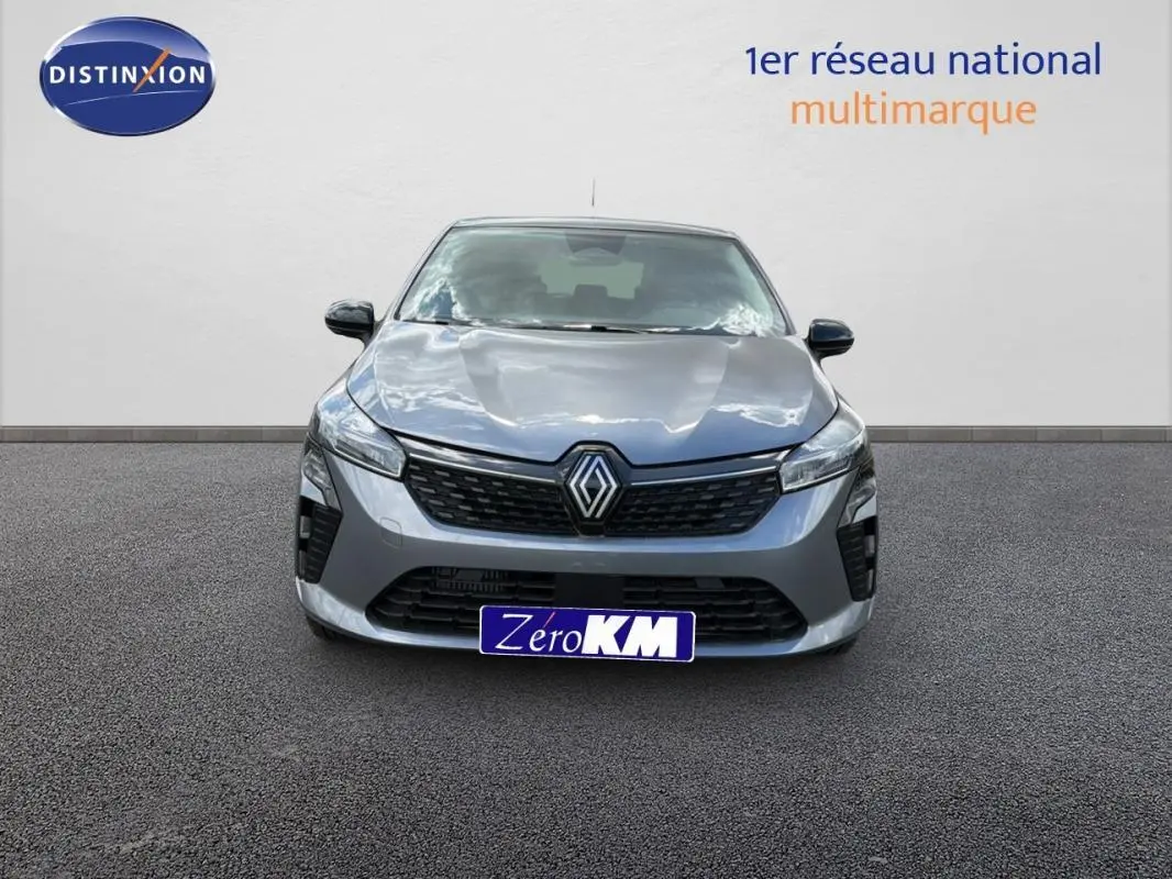 Vue avant d'une Renault Clio gris foncé 2026 avec calandre noire et logo Renault bien visible sur fond neutre.
