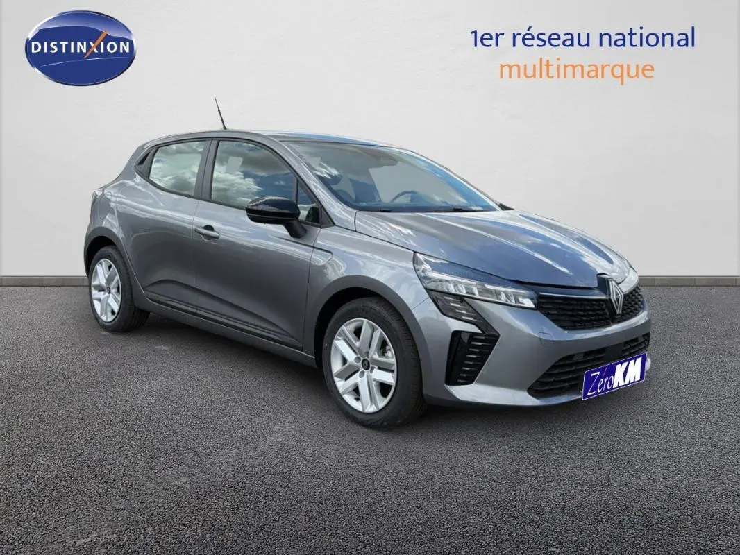 Renault Clio gris foncé vue 3/4 avant droit, avec phares LED et jantes alliage, sur fond neutre.