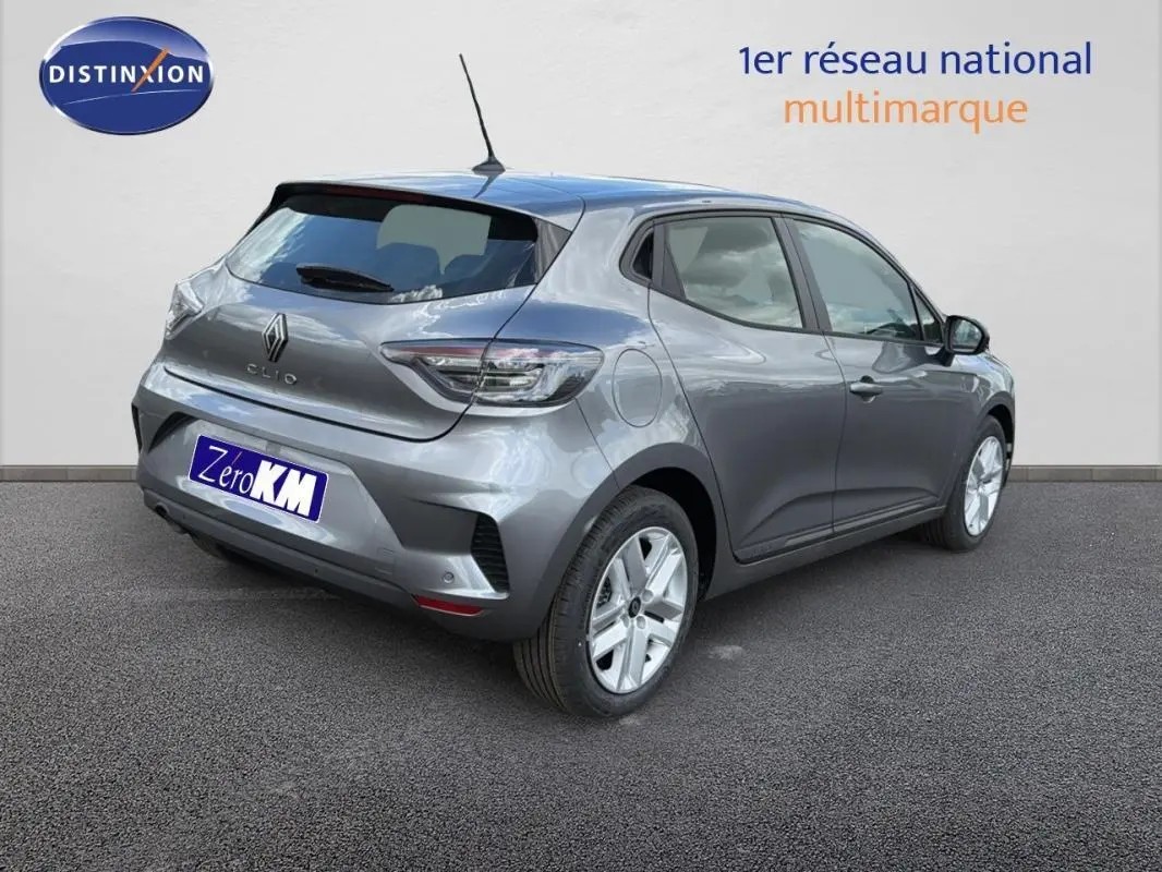 Vue 3/4 arrière droite d'une Renault Clio gris foncé 2026 avec vitres surteintées et jantes alliage.