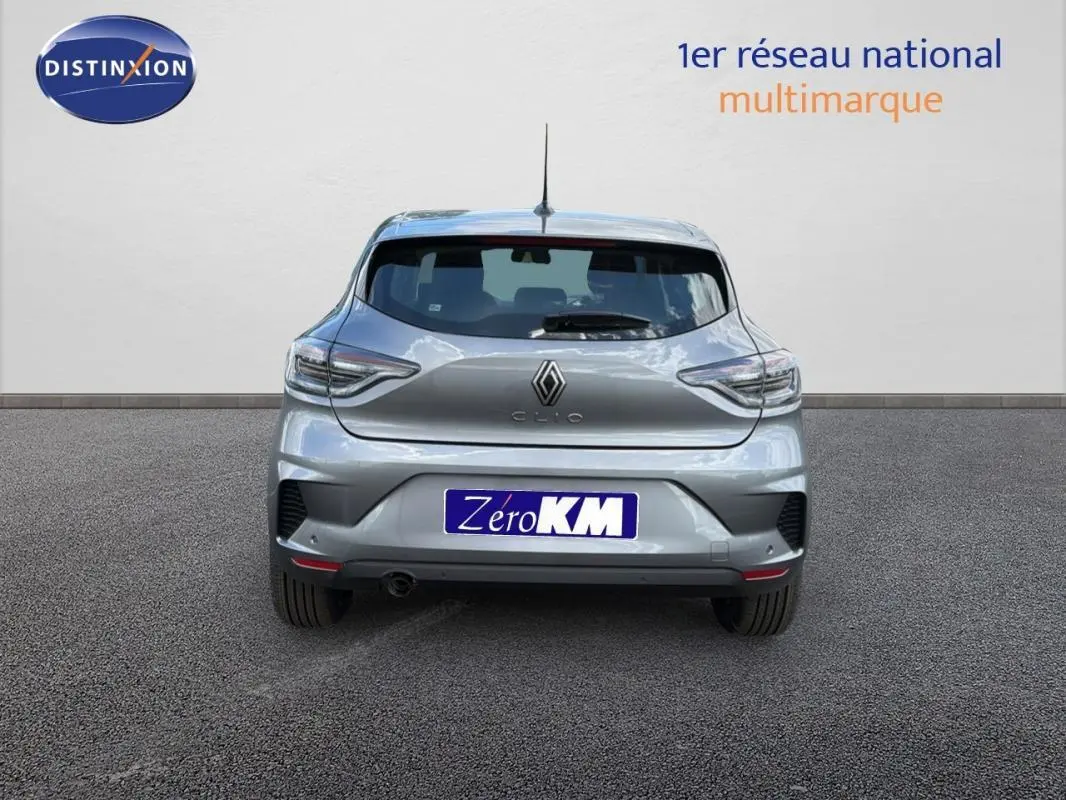 Vue arrière d'une Renault Clio gris foncé 2026, avec feux LED et plaque d'immatriculation Zéro KM visible.