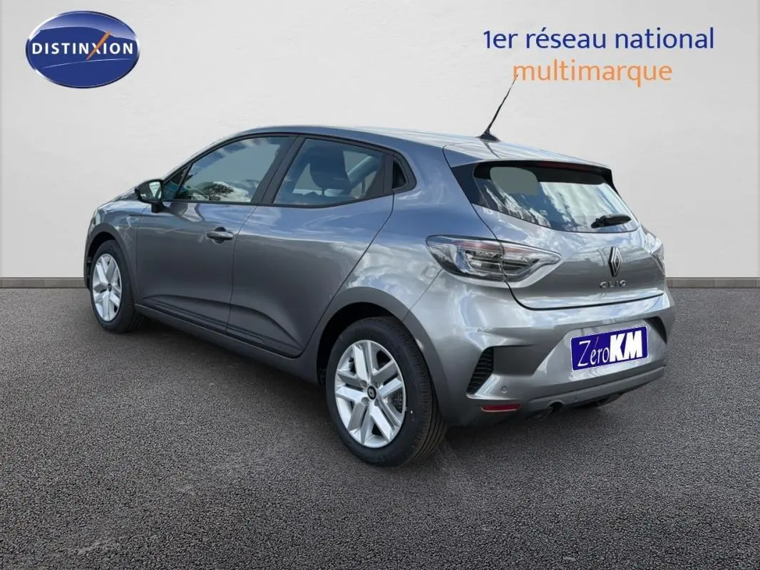 Vue 3/4 arrière droite d'une Renault Clio gris foncé 2026 avec vitres surteintées et jantes alliage.