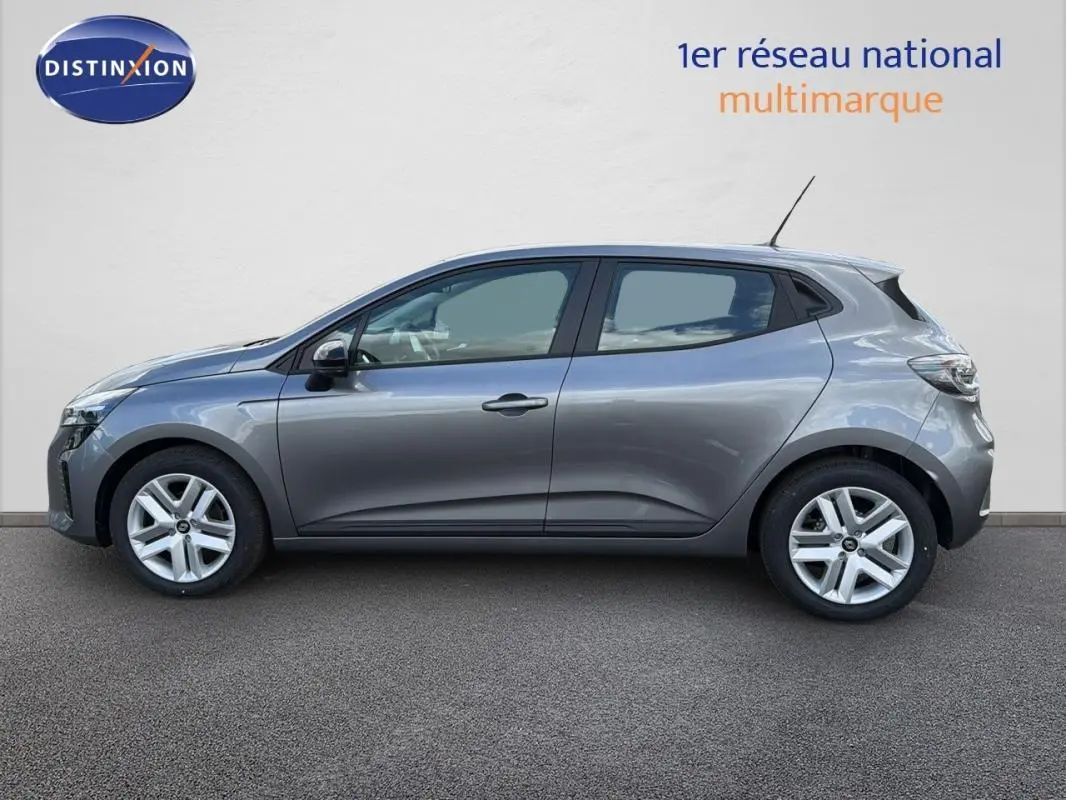 Profil côté gauche d'une Renault Clio gris foncé 2026, compacte et moderne, avec jantes alliage et vitres surteintées.