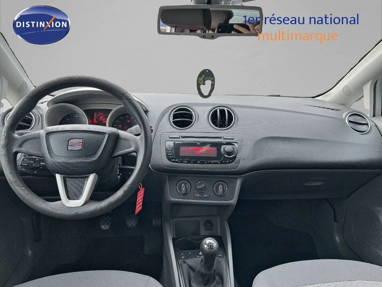 Intérieur de la SEAT Ibiza 1.6 TDI 90CH STYLE 2010, vue frontale du tableau de bord et volant noir avec boîte manuelle.
