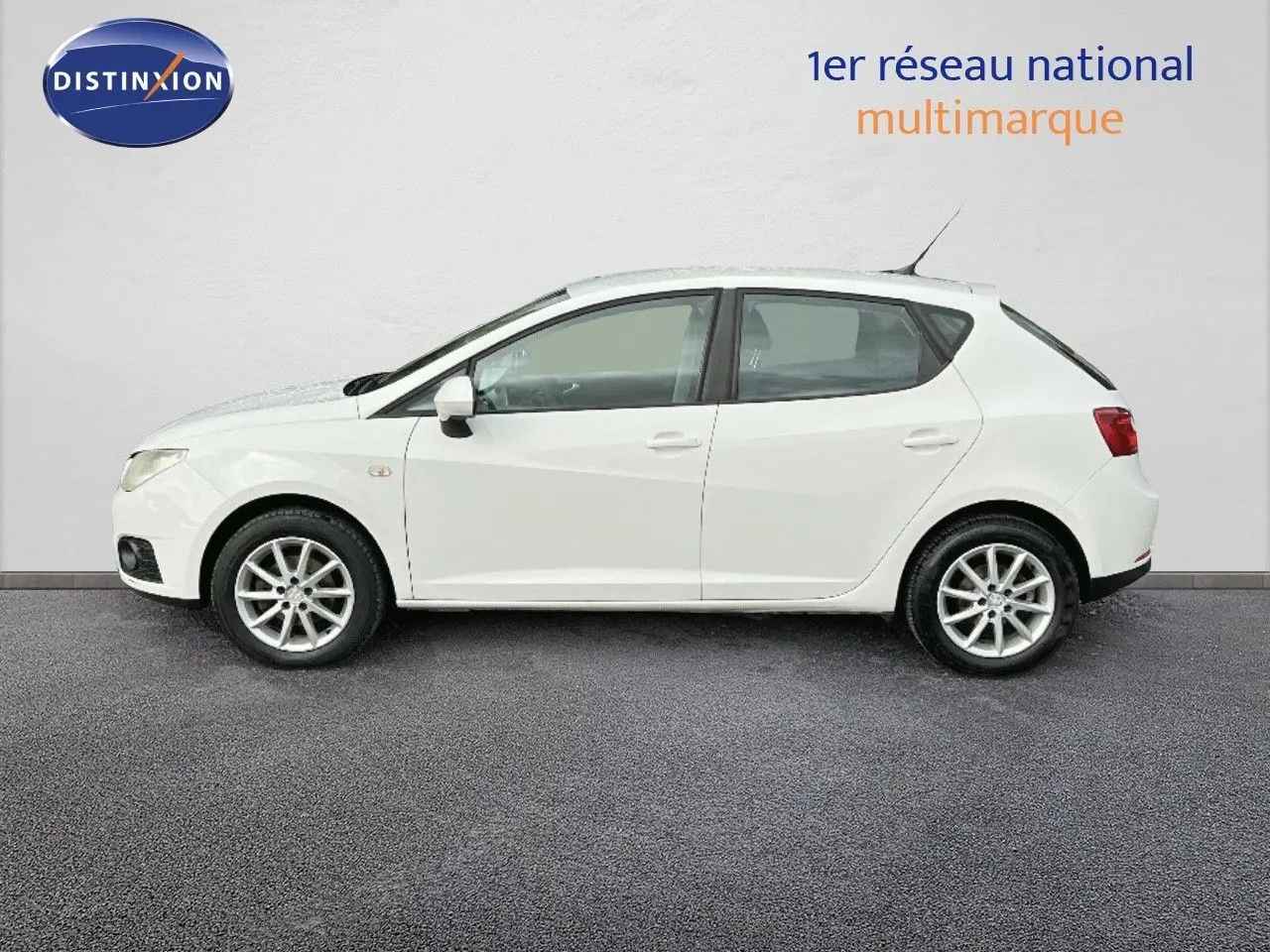 Profil côté gauche d'une SEAT Ibiza blanche 2010, version 1.6 TDI 90CH STYLE avec jantes alliage visibles.