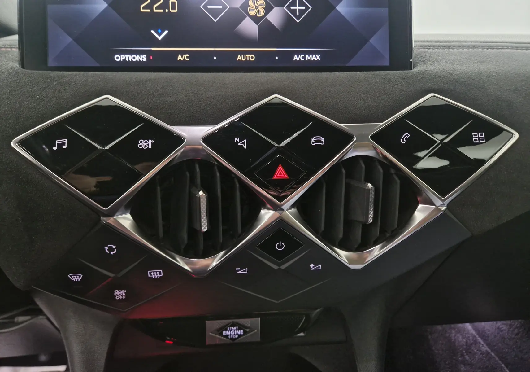 Vue rapprochée du tableau de bord noir du DS3 Crossback 2019, mettant en valeur les commandes tactiles et les aérateurs géométriques.