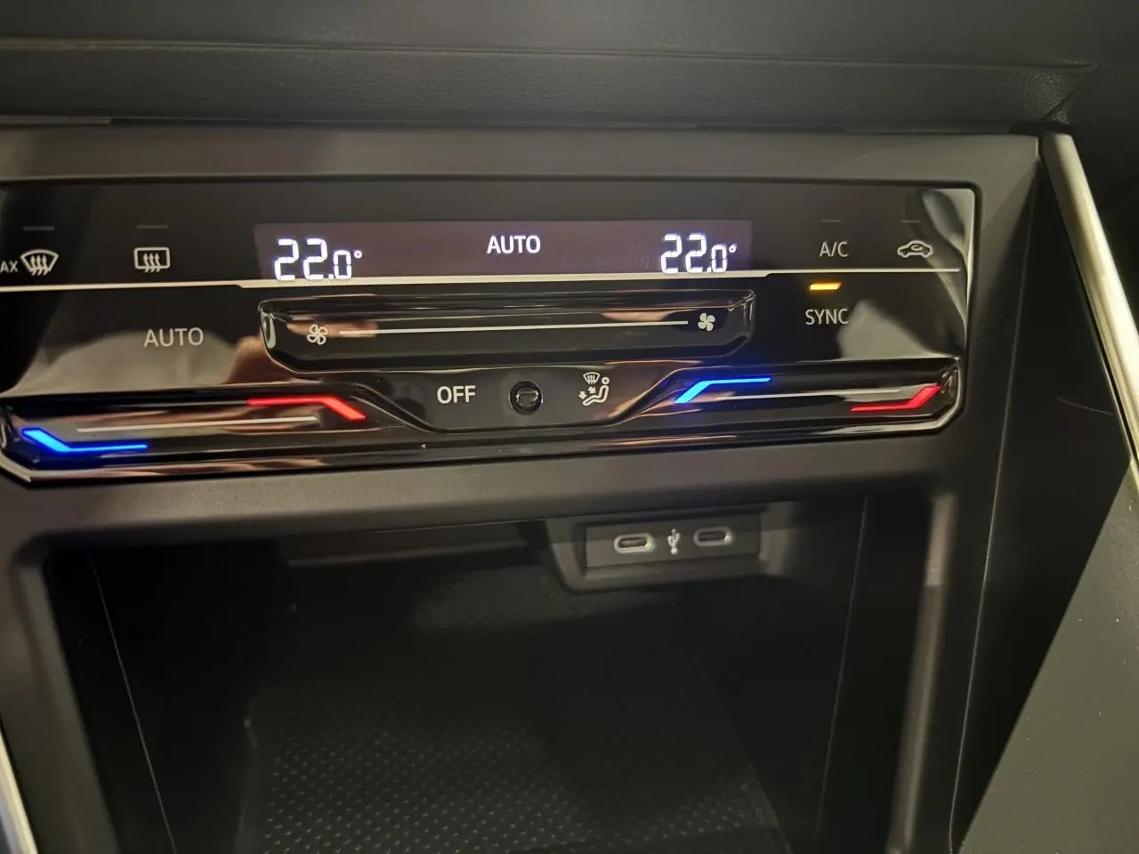 Détail de la console centrale du Volkswagen Taigo 2023 montrant la climatisation automatique et les ports USB-C.