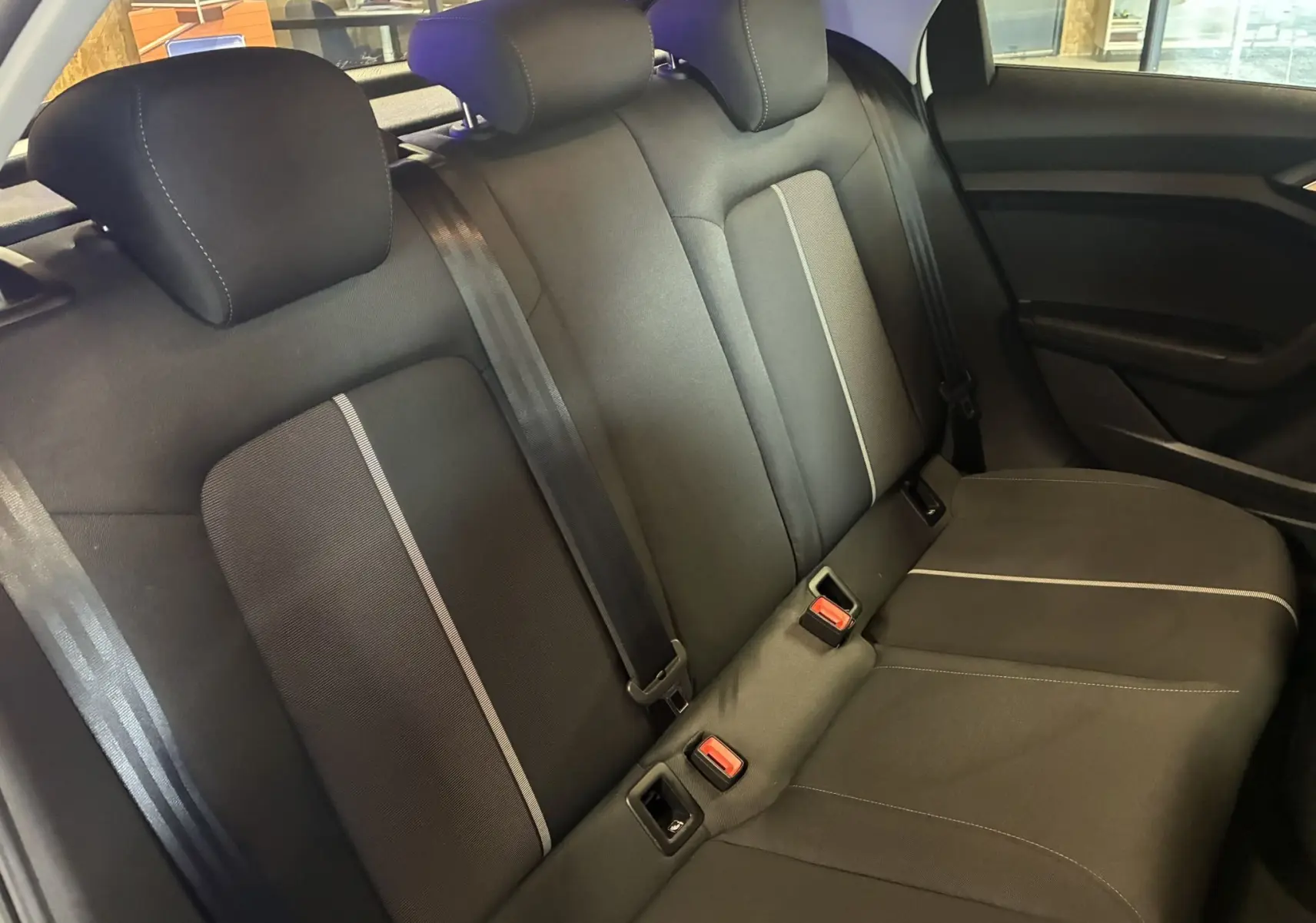 Vue intérieure de la banquette arrière noire avec surpiqûres claires de l'Audi A1 2022, côté droit visible.