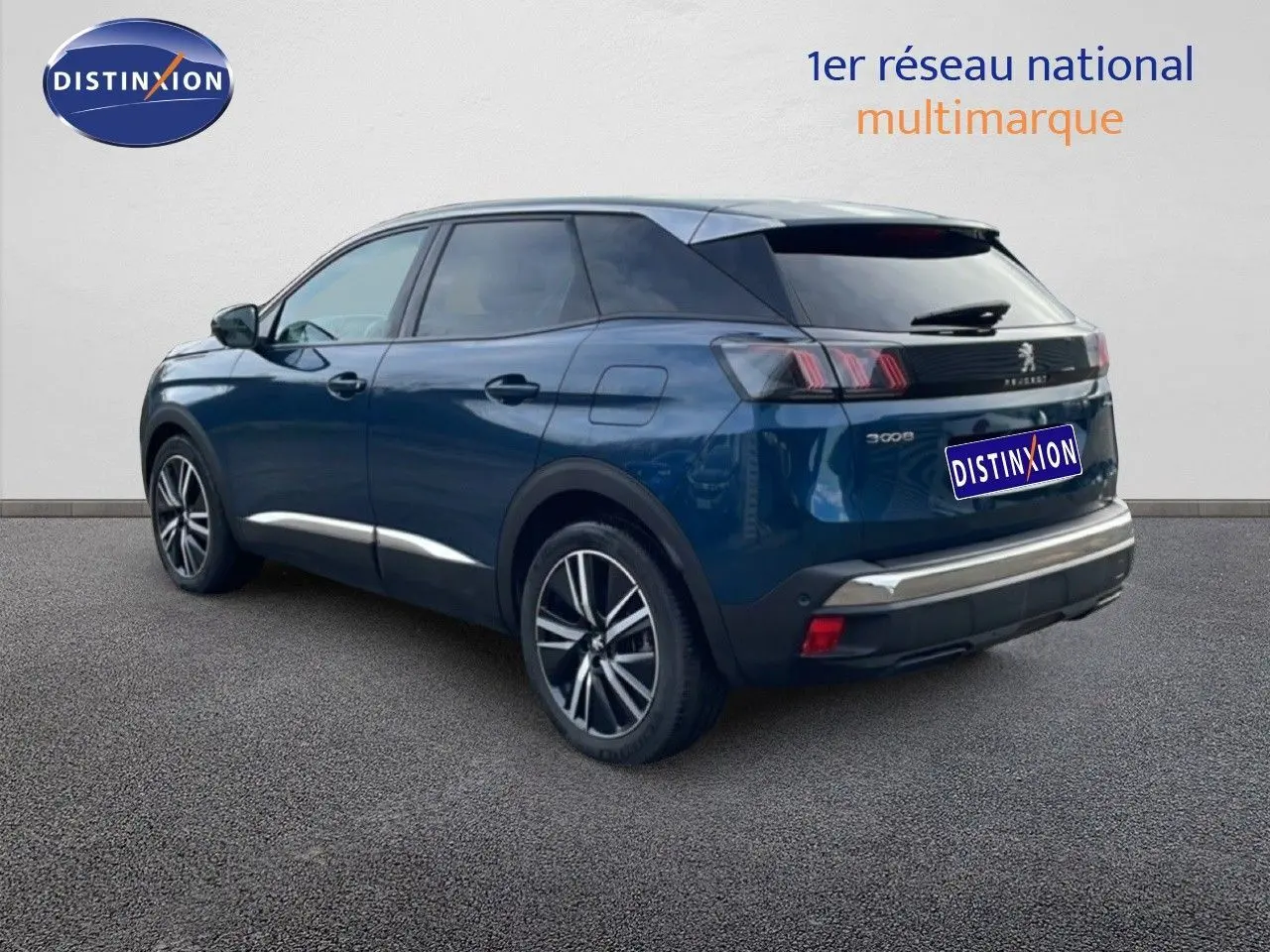 Peugeot 3008 hybride rechargeable bleu Célèbes métal vue 3/4 arrière droit avec jantes alliage bicolores.