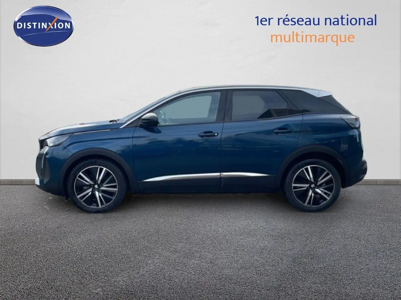 Profil droit du Peugeot 3008 hybride rechargeable 2024 en bleu Celebes métal avec jantes alliage bicolores.