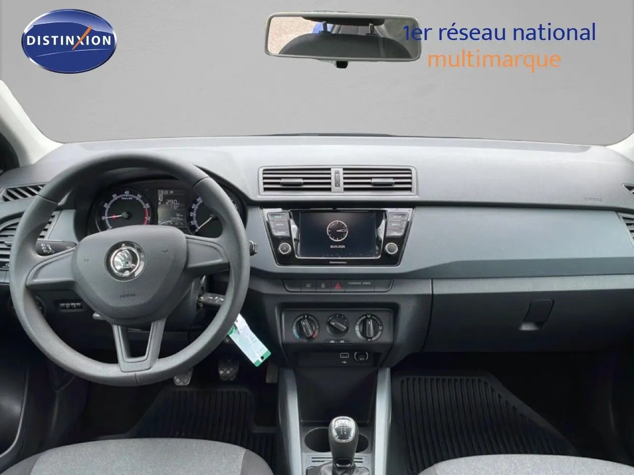 Vue intérieure frontale du tableau de bord et volant gris d'une Skoda Fabia 2019 avec console centrale et écran tactile.