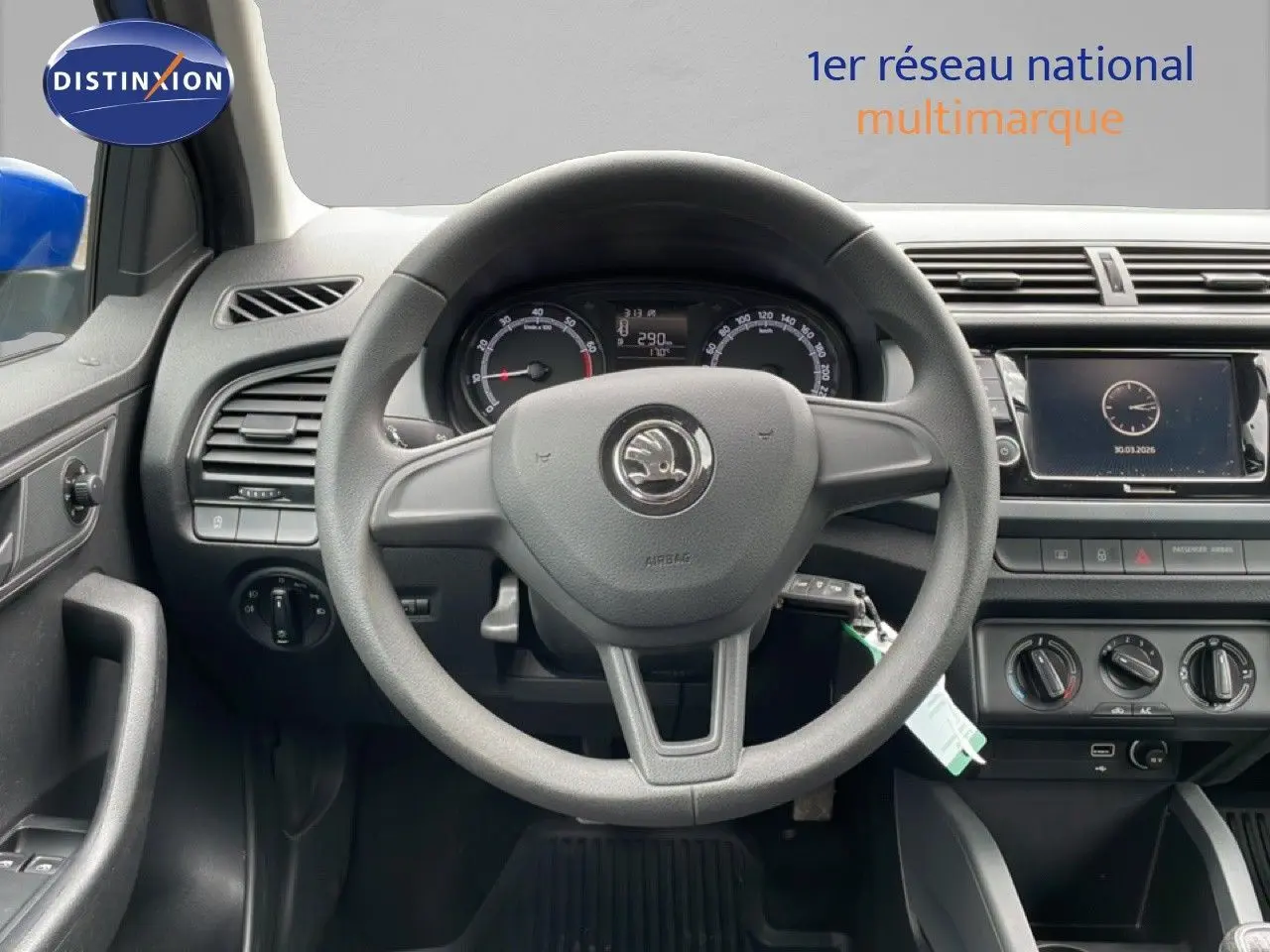 Vue intérieure centrée sur le volant Skoda Fabia bleu énergie, tableau de bord et écran tactile visibles.