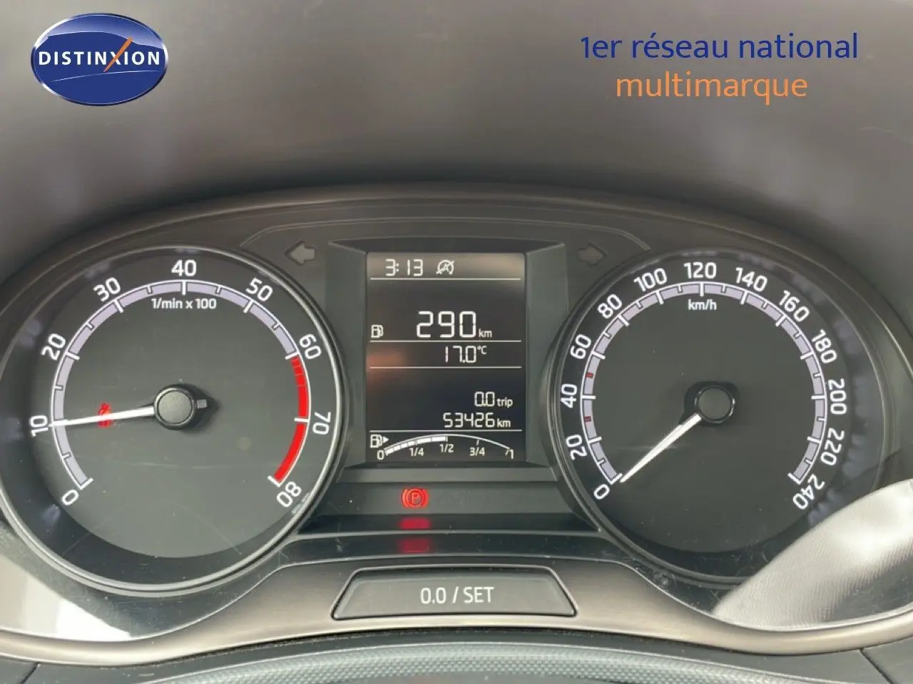 Tableau de bord de Skoda Fabia 2019 en bleu énergie, vue centrée sur compteurs et écran digital.