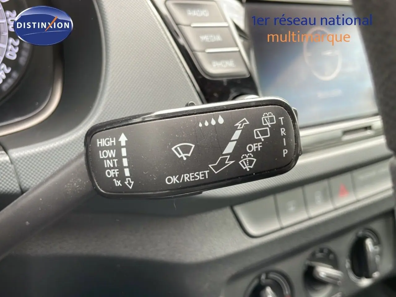 Gros plan sur la commande d’essuie-glace du tableau de bord d’une Skoda Fabia bleu énergie de 2019.