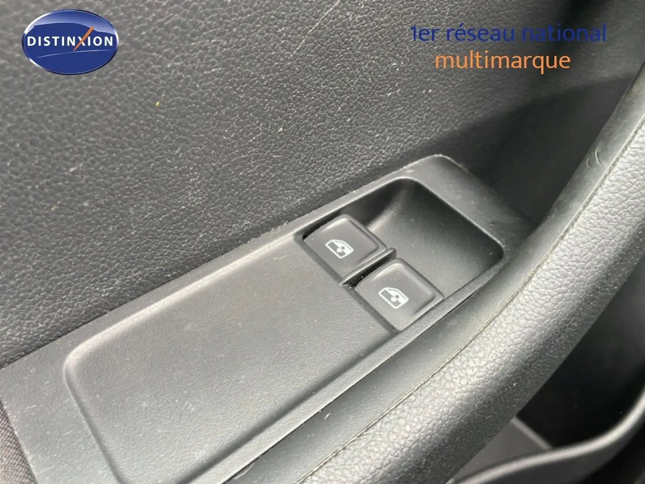 Gros plan sur les commandes de lève-vitres côté conducteur de la Skoda Fabia 1.0 TSI 95CH Active, intérieur noir.