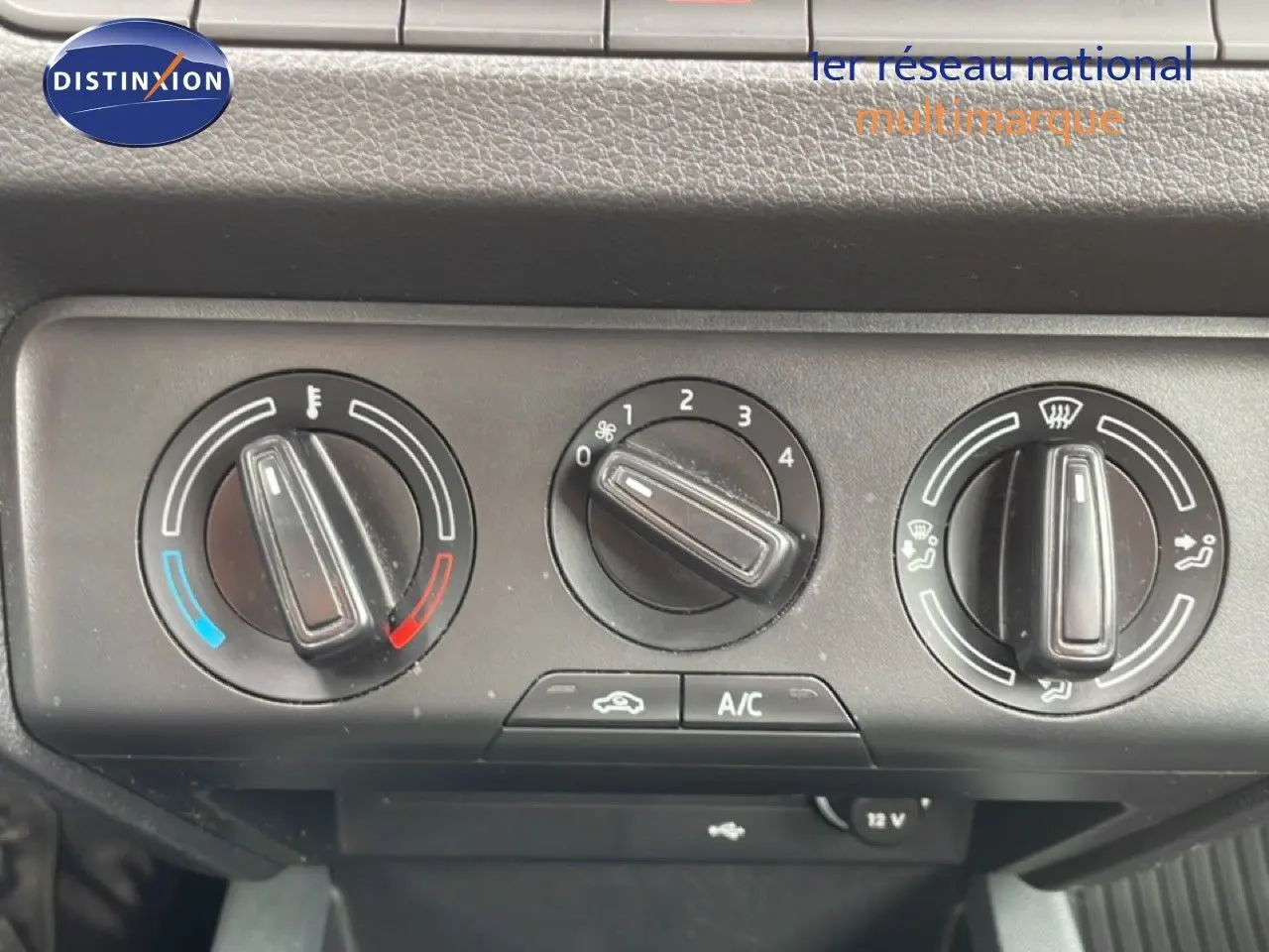 Gros plan sur les commandes de climatisation manuelle d’une Skoda Fabia bleu énergie, version 2019 essence.
